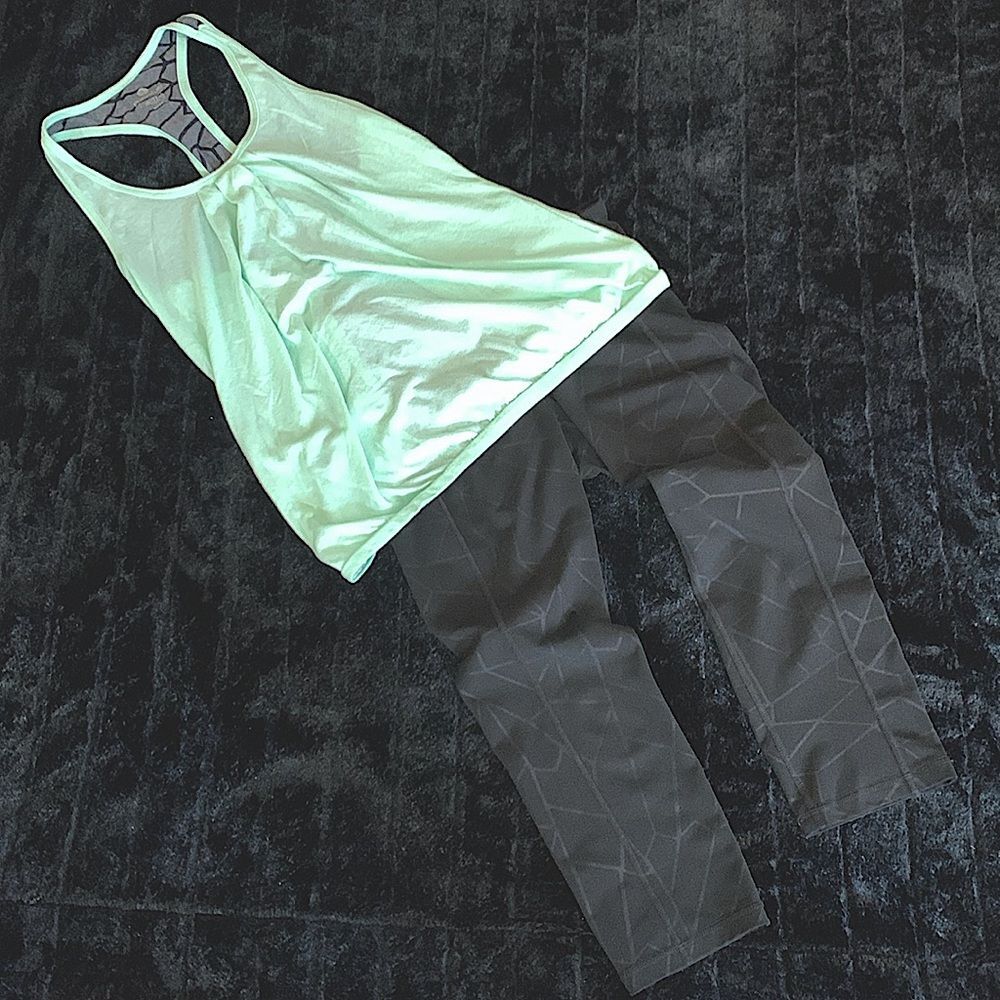 Women’s Old Navy Workout Outfit. Racerback and Cropped Leggings Geometric Small